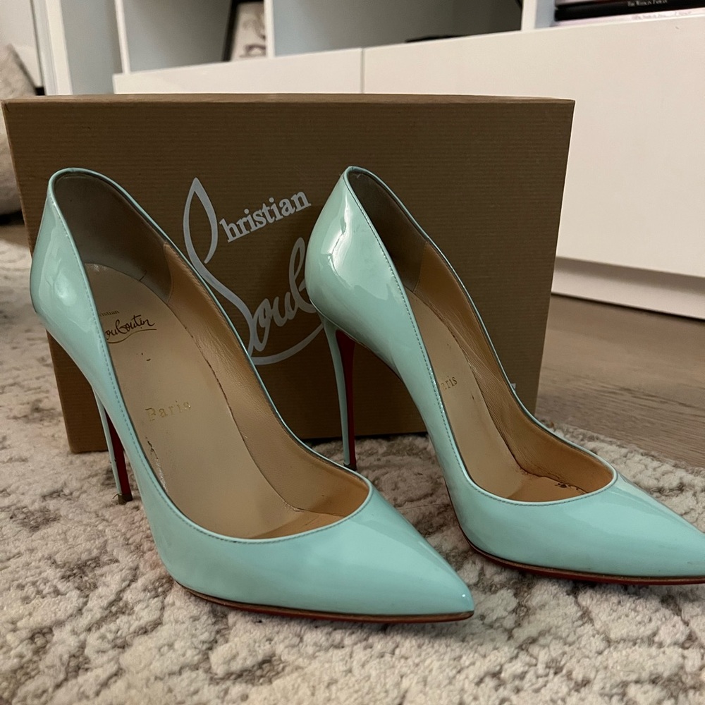 Blue patent leather pigalle pump